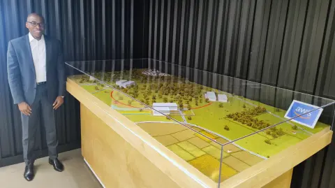 Uwem Ukpong, vicepresidente de Servicios Globales en Amazon Web Services (AWS), junto a la maqueta de la Región de Nube de la compañía en el estado de Querétaro.