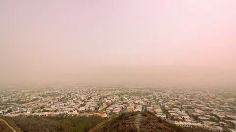 Contingencia en Monterrey, Nuevo León, por tormenta de polvo.