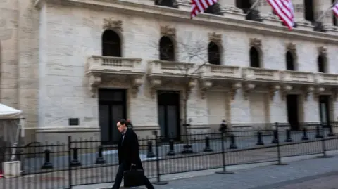 Señala que la incertidumbre sobre las perspectivas económicas aumentó; el 2 de abril habrá claridad completa sobre los productos que se verán afectados por aranceles

Para más información del tema, visita: https://www.eleconomista.com.mx/economia/fed-mantiene-tasa-degrada-pronosticos-crecimiento-e-inflacion-20250320-751266.html
Twitter: https://twitter.com/eleconomista 
Sitio web: https://www.eleconomista.com.mx/ 
Facebook: https://www.facebook.com/ElEconomista.mx 

#ElEconomista #CapitalHumano #EETV