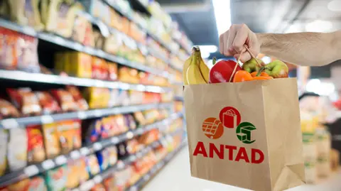 La ANTAD detalló que por tipo de tienda, las departamentales tuvieron el peor desempeño.

Para más información del tema, visita: https://www.eleconomista.com.mx/empresas/caida-1-7-ventas-tiendas-antad-febrero-pone-racha-crecimiento-cuatro-anos-20250313-750437.html

¡Síguenos en nuestras redes sociales para mantenerte informado!

Twitter: https://twitter.com/eleconomista 
Facebook: https://www.facebook.com/ElEconomista.mx
Instagram: https://www.instagram.com/eleconomistamx
LinkedIn: https://www.linkedin.com/company/el-economista/

#ElEconomista #EETV