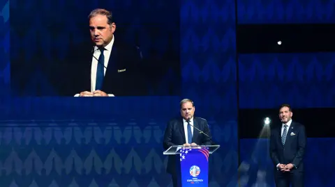 El presidente de la CONCACAF, Víctor Montagliani (izq.), habla junto al presidente de la CONMEBOL, Alejandro Domínguez.