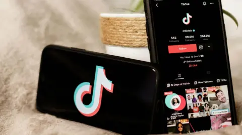 La Alerta AMBER es un sistema de notificación de menores de edad desaparecidos implementado en varios países desde la década de los noventa.

Para más información del tema, visita: https://www.eleconomista.com.mx/tecnologia/tiktok-introduce-alertas-amber-estados-unidos-localizar-menores-desaparecidos-20250320-751358.html

¡Síguenos en nuestras redes sociales para mantenerte informado!

Twitter: https://twitter.com/eleconomista 
Facebook: https://www.facebook.com/ElEconomista.mx
Instagram: https://www.instagram.com/eleconomistamx
LinkedIn: https://www.linkedin.com/company/el-economista/

#ElEconomista #EETV