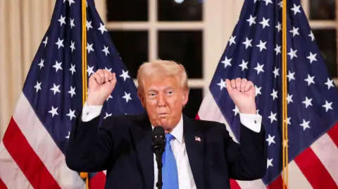 El presidente de Estados Unidos, Donald Trump, dijo este lunes que en un futuro muy cercano anunciará aranceles a los automóviles, el aluminio y los productos farmacéuticos.

Para más información del tema, visita: https://www.eleconomista.com.mx/empresas/trump-amenaza-nuevo-lanzar-pronto-aranceles-autos-aluminio-productos-farmaceuticos-20250324-751780.html

¡Síguenos en nuestras redes sociales para mantenerte informado!

Twitter: https://twitter.com/eleconomista 
Facebook: https://www.facebook.com/ElEconomista.mx
Instagram: https://www.instagram.com/eleconomistamx
LinkedIn: https://www.linkedin.com/company/el-economista/

#ElEconomista #EETV