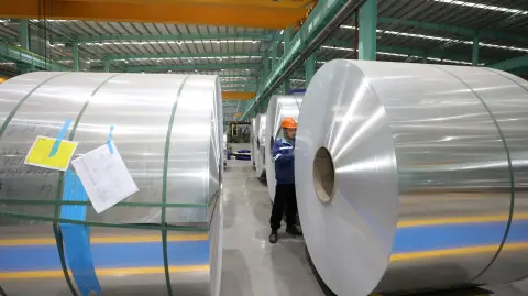 Gigantescos rollos de papel de aluminio en una fábrica. Foto: AFP