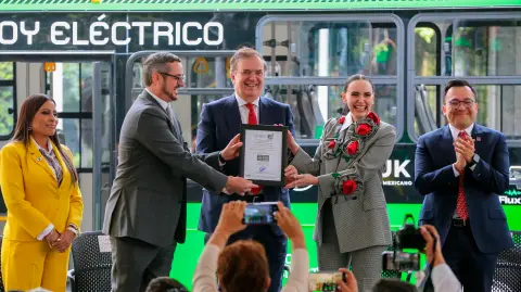 Presentación de los autobuses eléctricos Taruk desarrollados por la empresa mexicana Dina y MegaFlux,