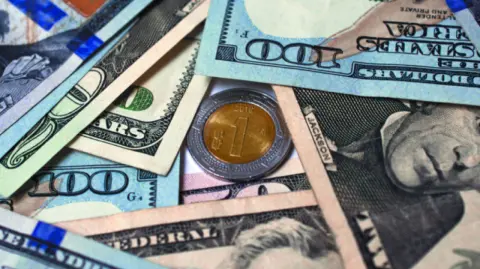 El peso cayó en un mercado cauteloso, a la espera de noticias sobre la estrategia de aranceles de Estados Unidos y antes del anuncio de política monetaria local.