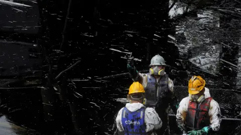 Debido a las intensas lluvias que caen desde enero en el país, el martes colapsó un dique de contención en el río Caple, que se conecta con otros torrentes de la provincia costera de Esmeraldas.

Para más información del tema, visita: https://www.eleconomista.com.mx/internacionales/ecuador-enfrenta-mayor-crisis-ambiental-colapso-dique-derrame-crudo-20250326-752161.html

¡Síguenos en nuestras redes sociales para mantenerte informado!

Twitter: https://twitter.com/eleconomista 
Facebook: https://www.facebook.com/ElEconomista.mx
Instagram: https://www.instagram.com/eleconomistamx
LinkedIn: https://www.linkedin.com/company/el-economista/

#ElEconomista #EETV