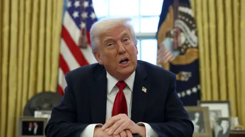 Las tarifas anunciadas por el presidente de Estados Unidos comenzarán de manera gradual e incluirán a las marcas estadounidenses cuyos automóviles se arman en el extranjero.

Para más información del tema, visita: https://www.eleconomista.com.mx/empresas/trump-anuncia-aranceles-25-todos-automoviles-son-fabricados-eu-20250326-752163.html

¡Síguenos en nuestras redes sociales para mantenerte informado!

Twitter: https://twitter.com/eleconomista 
Facebook: https://www.facebook.com/ElEconomista.mx
Instagram: https://www.instagram.com/eleconomistamx
LinkedIn: https://www.linkedin.com/company/el-economista/

#ElEconomista #EETV