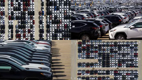 Vehículos de Toyota estacionados en lotes de la planta ubicada en Cambridge, Ontario, Canadá.