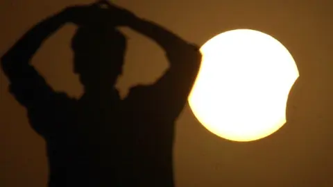 Los aficionados a la astronomía en una amplia franja del hemisferio norte tendrán la oportunidad de ver un eclipse solar parcial este sábado, desde el este de Canadá hasta Siberia.

Para más información del tema, visita:https://www.eleconomista.com.mx/arteseideas/eclipse-solar-parcial-sera-visible-hemisferio-norte-sabado-podra-observar-20250328-752469.html

¡Síguenos en nuestras redes sociales para mantenerte informado!

Twitter: https://twitter.com/eleconomista 
Facebook: https://www.facebook.com/ElEconomista.mx
Instagram: https://www.instagram.com/eleconomistamx
LinkedIn: https://www.linkedin.com/company/el-economista/

#ElEconomista #EETV