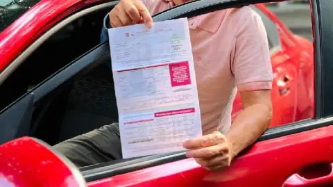 El Gobierno de la Ciudad de México marcó como fecha límite el 31 de marzo para cumplir con el pago del Refrendo y de esta forma exentar el costo del impuesto por la Tenencia vehicular.

Para más información del tema, visita: https://www.eleconomista.com.mx/autos/acaba-refrendo-vehicular-20250329-752572.html

¡Síguenos en nuestras redes sociales para mantenerte informado!

Twitter: https://twitter.com/eleconomista 
Facebook: https://www.facebook.com/ElEconomista.mx
Instagram: https://www.instagram.com/eleconomistamx
LinkedIn: https://www.linkedin.com/company/el-economista/

#ElEconomista #EETV