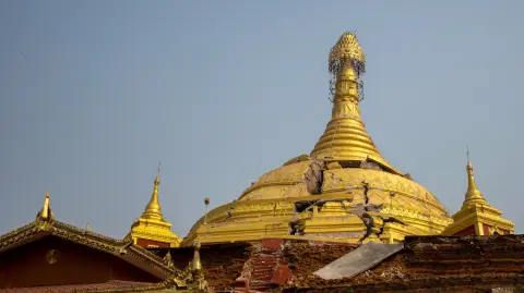 Una pagoda resulta dañada durante un fuerte terremoto en Mandalay, Myanmar.