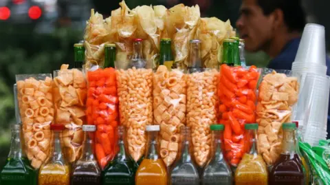 El 29 de marzo comienzan a regir las normas del programa "Vida Saludable" impulsado por la actual administración federal que prohibe la venta de refrescos, frituras, dulces, chocolates, pastelitos y productos similares en las escuelas.

Para más información del tema, visita: https://www.eleconomista.com.mx/politica/entra-vigor-prohibicion-venta-comida-chatarra-escuelas-20250328-752553.html

¡Síguenos en nuestras redes sociales para mantenerte informado!

Twitter: https://twitter.com/eleconomista 
Facebook: https://www.facebook.com/ElEconomista.mx
Instagram: https://www.instagram.com/eleconomistamx
LinkedIn: https://www.linkedin.com/company/el-economista/

#ElEconomista #EETV