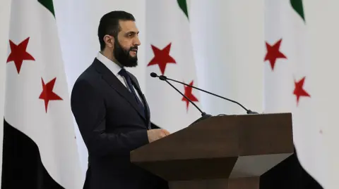 El presidente interino de Siria, Ahmed al - Sharaa, habla durante una formación ministerial del gobierno de la República Árabe Siria, en Damasco.