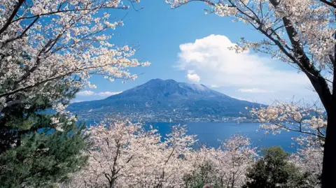 Panorámica del volcán ubicado en la región suroccidental de Kyushu.