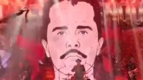 Sheinbaum anunció que se realizará una campaña el próximo 7 de abril que tiene el objetivo de transformar el contenido de los corridos tumbados, para evitar que enaltezcan a los narcotraficantes.

Para más información del tema, visita: https://www.eleconomista.com.mx/politica/sheinbaum-repudia-homenaje-mencho-guadalajara-pide-haga-investigacion-20250331-752777.html

¡Síguenos en nuestras redes sociales para mantenerte informado!

Twitter: https://twitter.com/eleconomista 
Facebook: https://www.facebook.com/ElEconomista.mx
Instagram: https://www.instagram.com/eleconomistamx
LinkedIn: https://www.linkedin.com/company/el-economista/

#ElEconomista #EETV