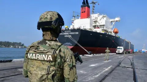 Autoridades incautaron 10 millones de litros de diésel junto con armas de fuego en el estado de Tamaulipas, en lo que calificaron como un decomiso "histórico" de hidrocarburos.