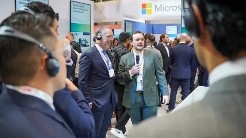 El titular de la Secretaría de Desarrollo Sustentable de Querétaro visitó el stand que estableció Microsoft en la feria, donde ahondaron en el uso de la inteligencia artificial (IA) para optimizar operaciones y mejorar la productividad de las compañías.