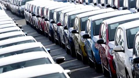 Volkswagen, Stellantis, otros 13 fabricantes de autos y su asociación automovilística fueron multados el martes con un total de 458 millones de euros (495 millones de dólares) por los reguladores antimonopolio de la Unión Europea por participar en un cártel de reciclaje.

Para más información del tema, visita: https://www.eleconomista.com.mx/empresas/ue-impone-millonarias-multas-volkswagen-14-fabricantes-cartel-reciclaje-autos-20250401-752977.html

¡Síguenos en nuestras redes sociales para mantenerte informado!

Twitter: https://twitter.com/eleconomista 
Facebook: https://www.facebook.com/ElEconomista.mx
Instagram: https://www.instagram.com/eleconomistamx
LinkedIn: https://www.linkedin.com/company/el-economista/

#ElEconomista #EETV