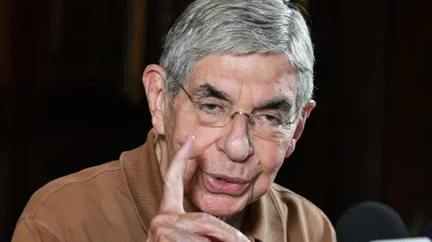 El expresidente Oscar Arias hablando en conferencia de prensa en San Jose, Costa Rica. Foto: AFP