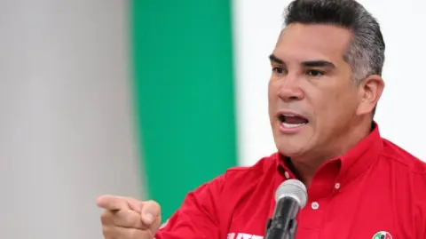 El senador y presidente nacional del Partido Revolucionario Institucional (PRI), Alejandro Moreno Cárdenas, anticipó que denunciará ante instancias nacionales e internacionales a políticos de Morena por su presunta vinculación con el narcotráfico, empezando por el expresidente Andrés Manuel López Obrador.

Para más información del tema, visita: https://www.eleconomista.com.mx/politica/alito-moreno-niega-acuerdos-morena-20250401-753111.html

¡Síguenos en nuestras redes sociales para mantenerte informado!

Twitter: https://twitter.com/eleconomista 
Facebook: https://www.facebook.com/ElEconomista.mx
Instagram: https://www.instagram.com/eleconomistamx
LinkedIn: https://www.linkedin.com/company/el-economista/

#ElEconomista #EETV