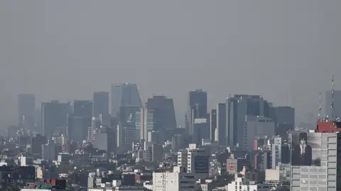 Debido a la poca humedad en el ambiente, la formación de nubes está limitada en la Zona Metropolitana del Valle de México, provocando una intensa radiación solar al menos hasta medio día.

Para más información del tema, visita: https://www.eleconomista.com.mx/politica/mantienen-fase-1-contingencia-ambiental-cdmx-edomex-aplica-hoy-circula-20250402-753153.html

¡Síguenos en nuestras redes sociales para mantenerte informado!

Twitter: https://twitter.com/eleconomista 
Facebook: https://www.facebook.com/ElEconomista.mx
Instagram: https://www.instagram.com/eleconomistamx
LinkedIn: https://www.linkedin.com/company/el-economista/

#ElEconomista #EETV