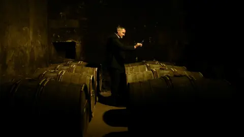 Cognac almacenado en barricas para su maduración.