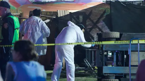 Personal forense trabaja en el lugar donde se derrumbó una estructura decorativa durante el festival Axe Ceremonia en el Parque Bicentenario de la Ciudad de México el 5 de abril de 2025.