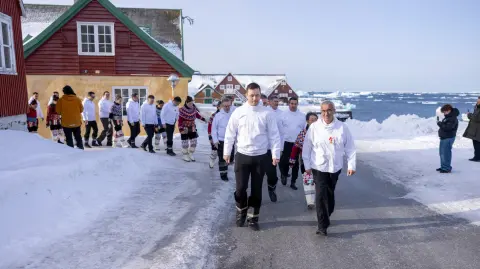 El jefe de gobierno, Jens Frederik Nielsen, camina en procesión desde la casa de Hans Egede hasta la Catedral de Nuuk.