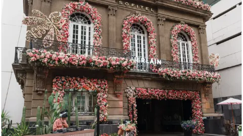 La fachada de Sofitel Mexico City Reforma con la intervención de Guerlain.