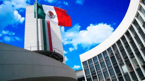 Mediante un pronunciamiento aprobado por el oficialismo y rechazado por la oposición, la Cámara Alta pidió que Olivier de Frouville retire sus declaraciones sobre los casos de desaparición forzada en el país.

Para más información del tema, visita: https://www.eleconomista.com.mx/politica/senadores-exigen-sancion-funcionario-onu-oprobiosas-aseveraciones-mexico-20250408-754060.html 

¡Síguenos en nuestras redes sociales para mantenerte informado!

Twitter: https://twitter.com/eleconomista 
Facebook: https://www.facebook.com/ElEconomista.mx
Instagram: https://www.instagram.com/eleconomistamx
LinkedIn: https://www.linkedin.com/company/el-economista/

#ElEconomista #EETV