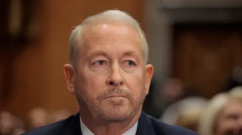 El Senado de Estados Unidos ratificó a Johnson, exembajador en El Salvador durante el primer mandato de Donald Trump, con 49 votos a favor y 46 en contra, y con solo la mayoría necesaria de los presentes para confirmarlo para el puesto diplomático de alto perfil.

Para más información del tema, visita:  https://www.eleconomista.com.mx/internacionales/ronald-johnson-ratificado-senado-embajador-eu-mexico-20250409-754248.html

¡Síguenos en nuestras redes sociales para mantenerte informado!

Twitter: https://twitter.com/eleconomista 
Facebook: https://www.facebook.com/ElEconomista.mx
Instagram: https://www.instagram.com/eleconomistamx
LinkedIn: https://www.linkedin.com/company/el-economista/

#ElEconomista #EETV