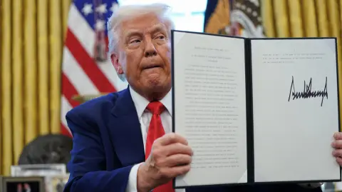 La orden podría aumentar las ventas de grandes contratistas de defensa estadounidenses como Lockheed Martin, RTX y Boeing.

Para más información del tema, visita: https://www.eleconomista.com.mx/internacionales/donald-trump-firma-decreto-facilitar-exportaciones-armas-estados-unidos-20250409-754277.html 

¡Síguenos en nuestras redes sociales para mantenerte informado!

Twitter: https://twitter.com/eleconomista 
Facebook: https://www.facebook.com/ElEconomista.mx
Instagram: https://www.instagram.com/eleconomistamx
LinkedIn: https://www.linkedin.com/company/el-economista/

#ElEconomista #EETV