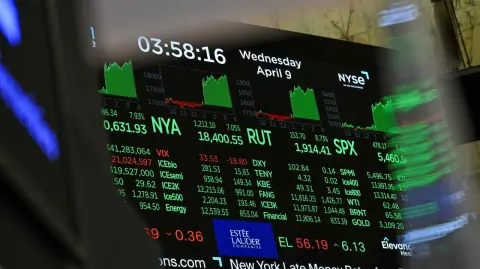 Varios senadores estadounidenses han pedido una investigación para determinar si el presidente Donald Trump incurrió en tráfico de información privilegiada o manipulación del mercado al animar a la gente a comprar acciones justo antes de su brusco cambio de postura sobre los aranceles globales.