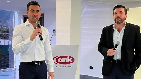 Rodrigo Garza, presidente de CMIC Nuevo León, y Felipe Flores, titular de la REA.