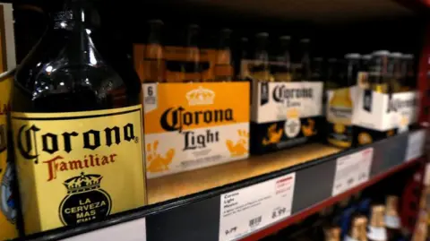 La compañía anticipa también un impacto gradual por la desaceleración en el gasto de los consumidores hispanos.

Para más información del tema, visita: https://www.eleconomista.com.mx/empresas/constellation-brands-preve-estanquen-ventas-cerveza-efecto-aranceles-20250410-754461.html

¡Síguenos en nuestras redes sociales para mantenerte informado!

Twitter: https://twitter.com/eleconomista 
Facebook: https://www.facebook.com/ElEconomista.mx
Instagram: https://www.instagram.com/eleconomistamx
LinkedIn: https://www.linkedin.com/company/el-economista/

#ElEconomista #EETV