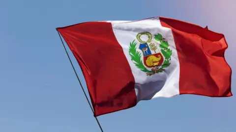 La crisis en el Perú ya no es solo política, es de seguridad, de gobernabilidad, de justicia. El crimen organizado ha tomado el control en muchas regiones, la violencia se ha normalizado y el Estado parece incapaz de responder. Sicariato, extorsiones, narcotráfico, trata de personas: el país se hunde en una espiral donde la impunidad reina y la población vive con miedo