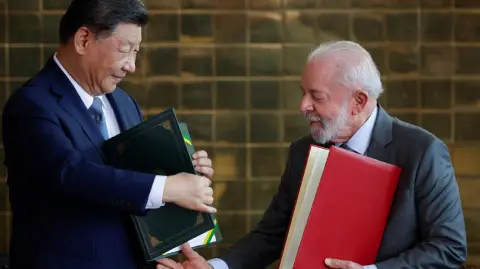 A petición del ministro chino, ambos políticos han aprovechado esta llamada para revisar la relación comercial bilateral y las oportunidades y complementariedades de las dos economías.

Para más información del tema, visita: https://www.eleconomista.com.mx/internacionales/brasil-china-discuten-cooperacion-economica-comercial-medio-guerra-arancelaria-eu-20250411-754605.html 

¡Síguenos en nuestras redes sociales para mantenerte informado!

Twitter: https://twitter.com/eleconomista 
Facebook: https://www.facebook.com/ElEconomista.mx
Instagram: https://www.instagram.com/eleconomistamx
LinkedIn: https://www.linkedin.com/company/el-economista/

#ElEconomista #EETV