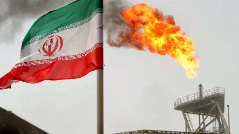 El crudo Brent y el West Texas Intermediate subieron más de 1 dólar este viernes después de que el secretario de Energía estadounidense, Chris Wright, afirmó que Estados Unidos podría poner fin a las exportaciones de petróleo de Irán como parte de un esfuerzo para que la República Islámica acepte un acuerdo sobre su programa nuclear.

Para más información del tema, visita:https://www.eleconomista.com.mx/mercados/petroleo-sube-1-dolar-posibles-restricciones-trump-crudo-iran-20250411-754611.html

¡Síguenos en nuestras redes sociales para mantenerte informado!

Twitter: https://twitter.com/eleconomista 
Facebook: https://www.facebook.com/ElEconomista.mx
Instagram: https://www.instagram.com/eleconomistamx
LinkedIn: https://www.linkedin.com/company/el-economista/

#ElEconomista #EETV