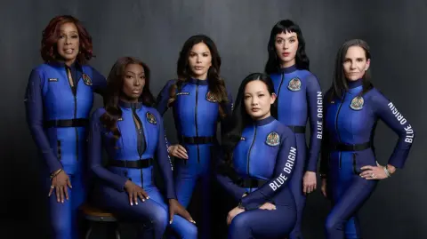 Se trata del primer vuelo espacial compuesto exclusivamente por mujeres, desde el histórico viaje en solitario de la cosmonauta e ingeniera soviética Valentina Tereshkova, en 1963.

Para más información del tema, visita: https://www.eleconomista.com.mx/arteseideas/katy-perry-novia-bezos-salen-espacio-vuelo-100-femenino-20250414-754894.html

¡Síguenos en nuestras redes sociales para mantenerte informado!

Twitter: https://twitter.com/eleconomista 
Facebook: https://www.facebook.com/ElEconomista.mx
Instagram: https://www.instagram.com/eleconomistamx
LinkedIn: https://www.linkedin.com/company/el-economista/

#ElEconomista #EETV