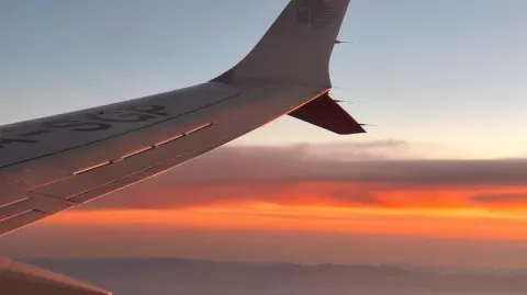 En las aerolíneas, aún es posible utilizar el CURP impreso para que un menor pueda abordar vuelos nacionales. Sin embargo, también se aceptan como válidos el acta de nacimiento o el pasaporte vigente.