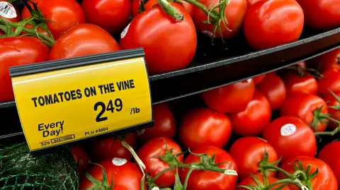 Juan Carlos Anaya, director general de Grupo Consultor de Mercados Agrícolas, dijo que la decisión del gobierno de Donald Trump carece de argumentos comerciales, pues el supuesto dumping que acusan los productores estadounidenses por parte de los mexicanos no tiene sustento.