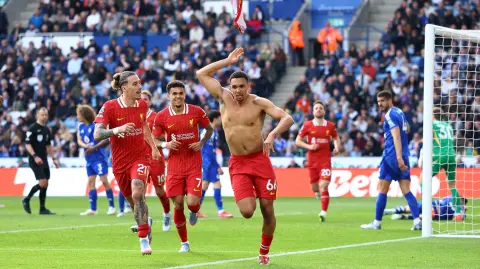 Trent Alexander-Arnold del Liverpool celebra su primer gol con Kostas Tsimikas y Luis Díaz.