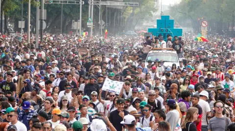 La principal movilización de activistas a favor del consumo legal de la marihuana se llevará a cabo hasta el 3 de mayo.

Para más información del tema, visita: https://www.eleconomista.com.mx/politica/marcha-cannabica-cientos-participan-movilizaciones-4-20-cdmx-20250420-755584.html

¡Síguenos en nuestras redes sociales para mantenerte informado!

Twitter: https://twitter.com/eleconomista 
Facebook: https://www.facebook.com/ElEconomista.mx
Instagram: https://www.instagram.com/eleconomistamx
LinkedIn: https://www.linkedin.com/company/el-economista/

#ElEconomista #EETV