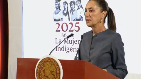 La presidenta de México, Claudia Sheinbaum, desestimó este martes la previsión del FMI de que la economía mexicana se contraería un 0.3% en 2025, y aseguró que el Gobierno tiene un plan para fortalecerla.

Para más información del tema, visita: https://www.eleconomista.com.mx/economia/sheinbaum-desestima-prevision-fmi-sobre-recesion-economica-mexico-20250422-755873.html 

¡Síguenos en nuestras redes sociales para mantenerte informado!

Twitter: https://twitter.com/eleconomista 
Facebook: https://www.facebook.com/ElEconomista.mx
Instagram: https://www.instagram.com/eleconomistamx
LinkedIn: https://www.linkedin.com/company/el-economista/

#ElEconomista #EETV