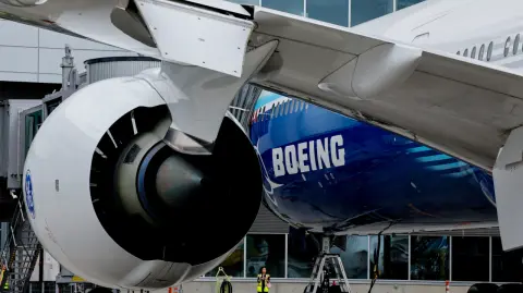China rechazó el envío de aviones nuevos de Boeing tras la implementación de aranceles adicionales de 145% por parte de Donald Trump sobre las importaciones chinas a Estados Unidos, afirmó el miércoles Kelly Ortberg, presidente del gigante estadounidense.