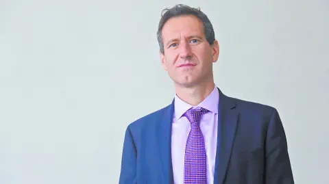 Al darse el primer anuncio de las tarifas de importación, en marzo, se vio presión en el peso mexicano, pero después se moderó ante la fluctuación del dólar estadounidense. ERIC LUGO