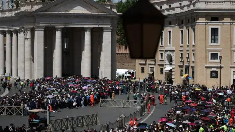 Al funeral asistirán varios jefes de Estado y de Gobierno, además de miles de fieles que ya han llegado a Roma. Hasta el viernes, más de 150,000 personas visitaron la Basílica de San Pedro durante el velatorio.

Para más información del tema, visita: https://www.eleconomista.com.mx/arteseideas/asi-sera-itinerario-funeral-papa-francisco-sabado-26-abril-20250425-756419.html 

¡Síguenos en nuestras redes sociales para mantenerte informado!

Twitter: https://twitter.com/eleconomista 
Facebook: https://www.facebook.com/ElEconomista.mx
Instagram: https://www.instagram.com/eleconomistamx
LinkedIn: https://www.linkedin.com/company/el-economista/

#ElEconomista #EETV