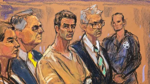 Está acusado de asesinar a Brian Thompson, presidente de UnitedHealthcare, una de las mayores compañías de seguros médicos de Estados Unidos, el 4 de diciembre en una calle de Nueva York.

Para más información del tema, visita: https://www.eleconomista.com.mx/internacionales/luigi-mangione-declara-culpable-asesinato-alto-directivo-seguros-medicos-20250425-756446.html

¡Síguenos en nuestras redes sociales para mantenerte informado!

Twitter: https://twitter.com/eleconomista 
Facebook: https://www.facebook.com/ElEconomista.mx
Instagram: https://www.instagram.com/eleconomistamx
LinkedIn: https://www.linkedin.com/company/el-economista/

#ElEconomista #EETV