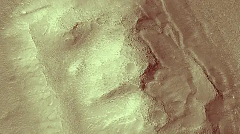 Se trata de un patrón creado por rocas que pueden llegar a imitar formas reconocibles mediante procesos aleatorios de formación, meteorización y erosión.

Para más información del tema, visita: https://www.eleconomista.com.mx/arteseideas/nasa-revive-enigma-rostro-humano-marte-nueva-imagen-hirise-20250425-756450.html

¡Síguenos en nuestras redes sociales para mantenerte informado!

Twitter: https://twitter.com/eleconomista 
Facebook: https://www.facebook.com/ElEconomista.mx
Instagram: https://www.instagram.com/eleconomistamx
LinkedIn: https://www.linkedin.com/company/el-economista/

#ElEconomista #EETV